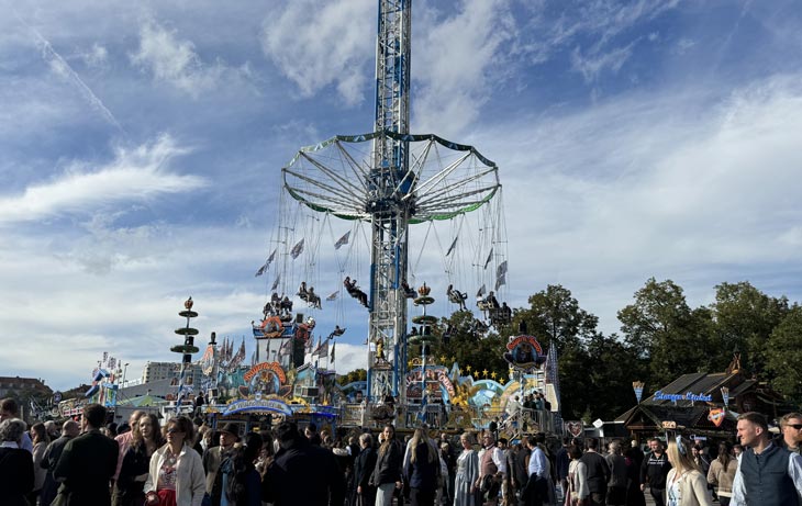 Oktoberfest 2024: Kettenflieger "Bayern Tower" von Alfons Egen Kaiser